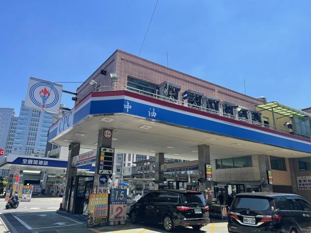 全宏加油站班現場加油服務員